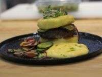 Картопляний хешбраун з сирним соусом Чеддер та хрустким огірковим салатом 